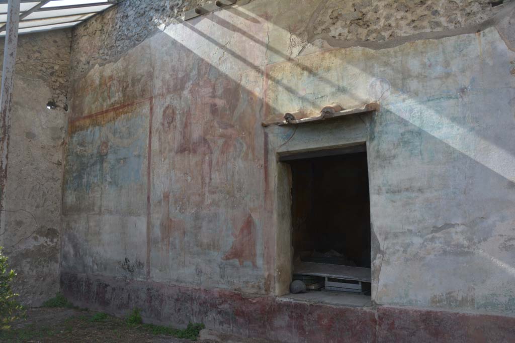 VI.14.20 Pompeii. October 2019. Room 18, west wall of garden area, with window from room 13.
Foto Annette Haug, ERC Grant 681269 D�COR.

