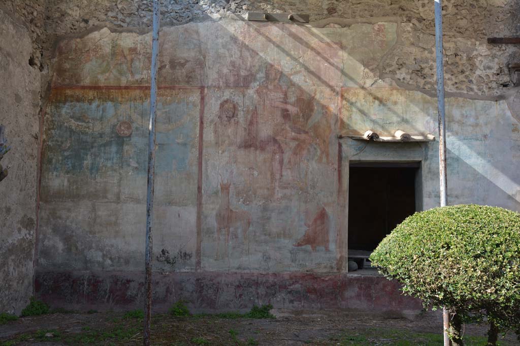 VI.14.20 Pompeii. October 2019. Room 18, west wall of garden area, with window from room 13.
Foto Annette Haug, ERC Grant 681269 D�COR.
