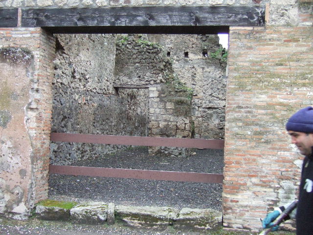 VI.14.24 Pompeii. December 2005. Looking west to entrance doorway.