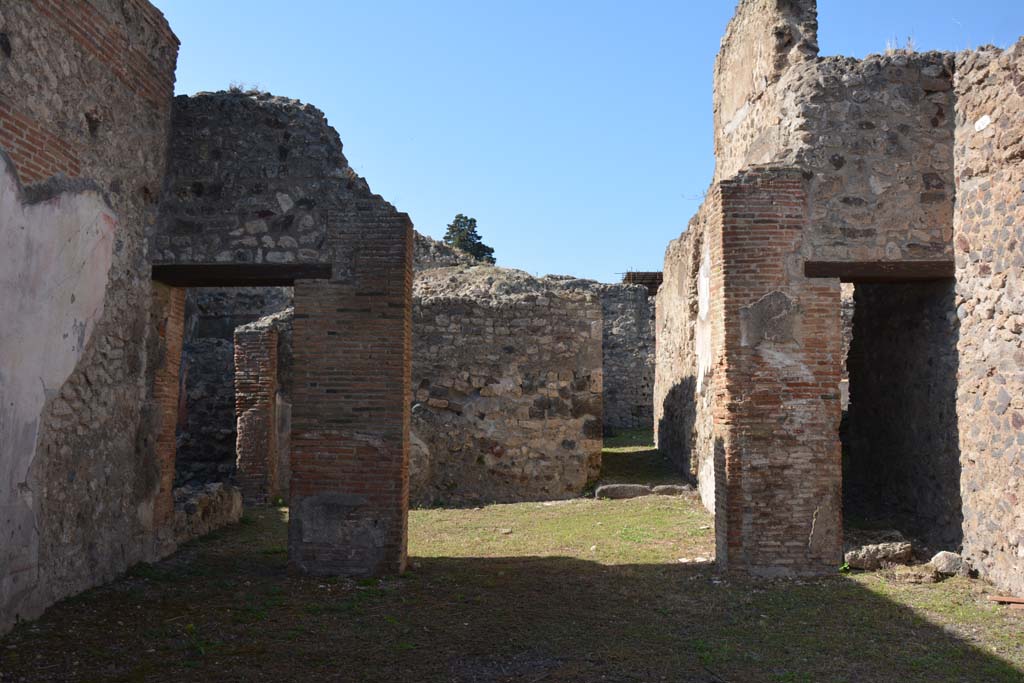 VI.14.30 Pompeii. October 2019.
Looking west across atrium towards tablinum with doorway to corridor linking to VI.14.32 in its west wall.
Foto Annette Haug, ERC Grant 681269 DÉCOR.