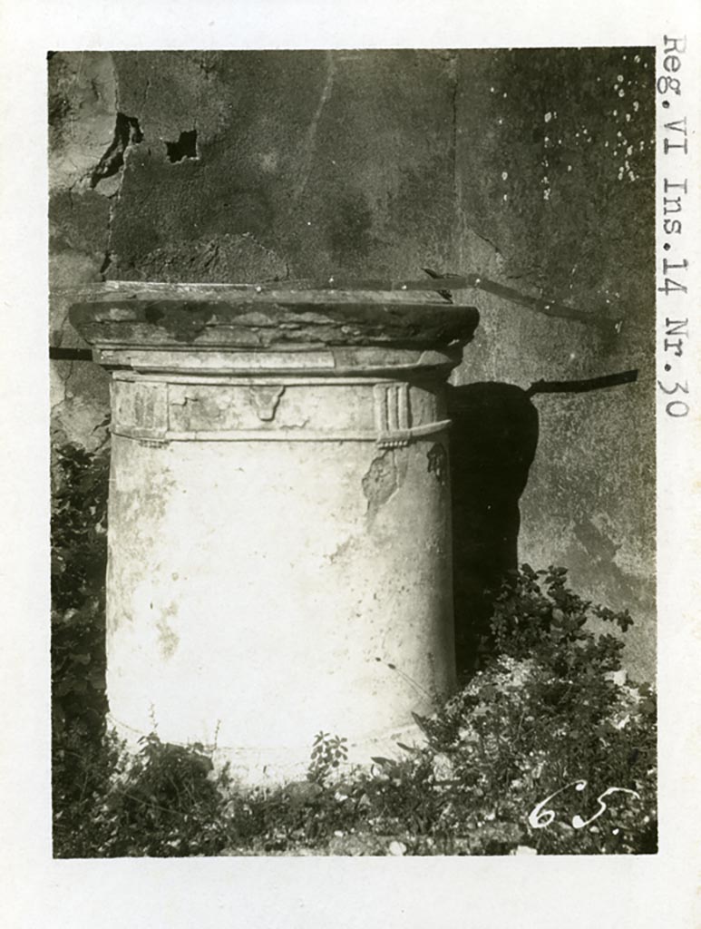 VI.14.30 Pompeii. Pre-1937-39. Puteal.
Photo courtesy of American Academy in Rome, Photographic Archive.
Warsher collection no. 65.