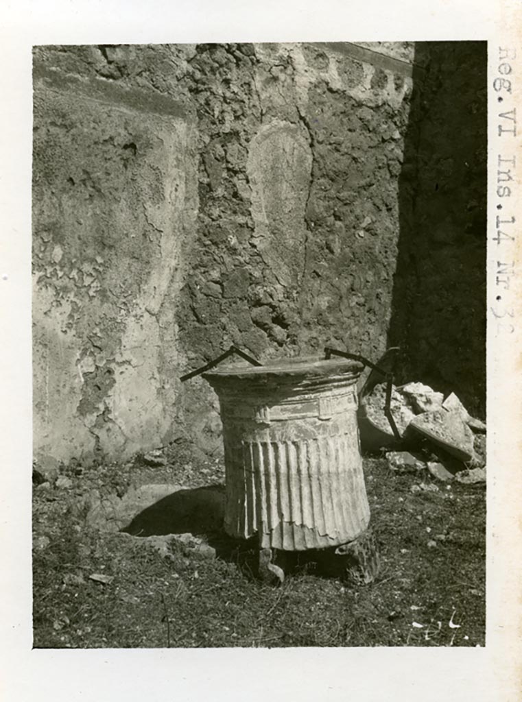 VI.14.30 Pompeii, but shown as VI.14.32 on photo. Pre-1937-39.
Puteal, perhaps this is the second puteal found in VI.14.30.
Photo courtesy of American Academy in Rome, Photographic Archive. Warsher collection no. 765.