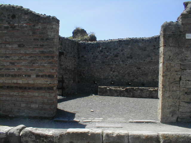 VI.14.31 Pompeii. May 2005. Entrance, and south west corner.