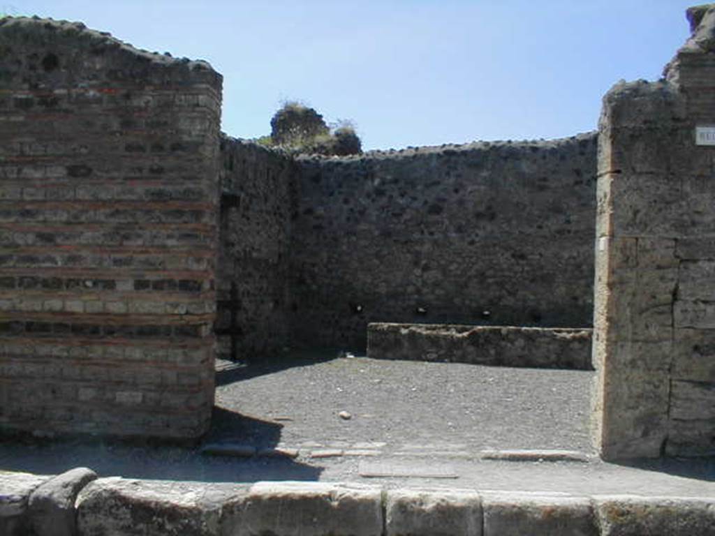 VI.14.31 Pompeii. May 2005. Entrance, and south west corner.