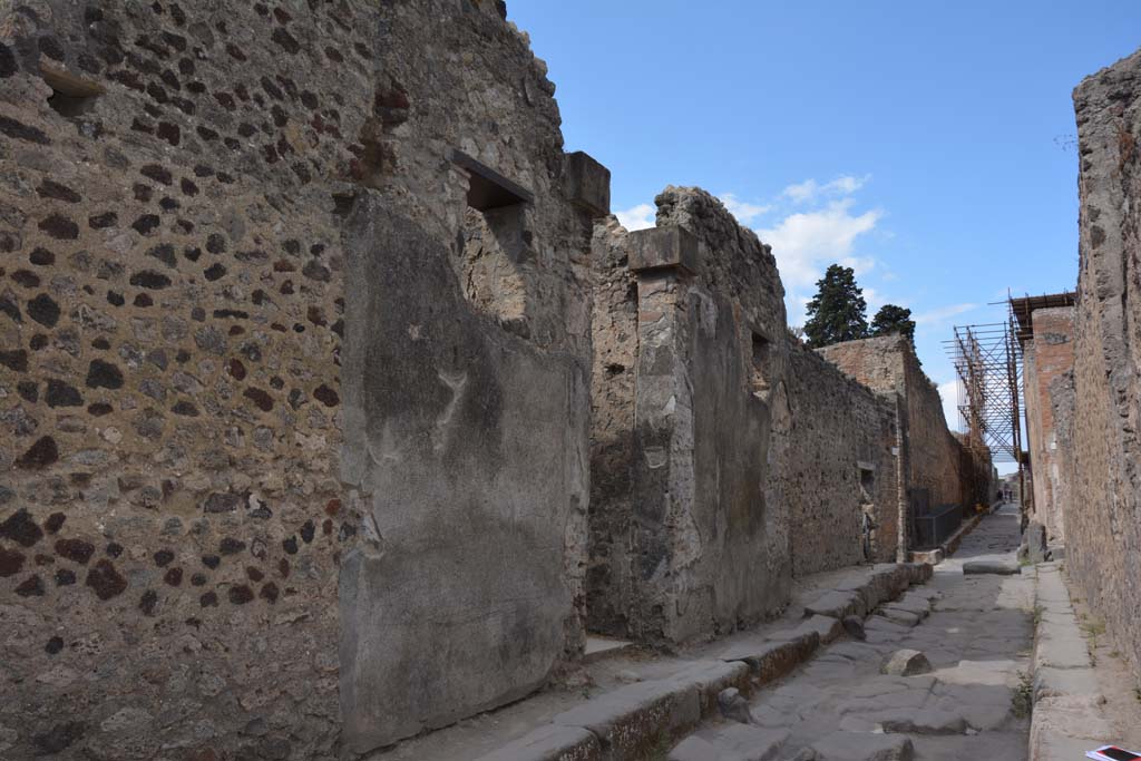 VI.14.34 Pompeii. December 2007. Entrance with cube shaped capitals.