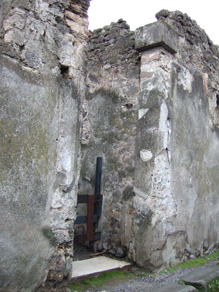 VI.14.34 Pompeii. July 2010. Entrance corridor, looking south towards tablinum.  Photo courtesy of Michael Binns.