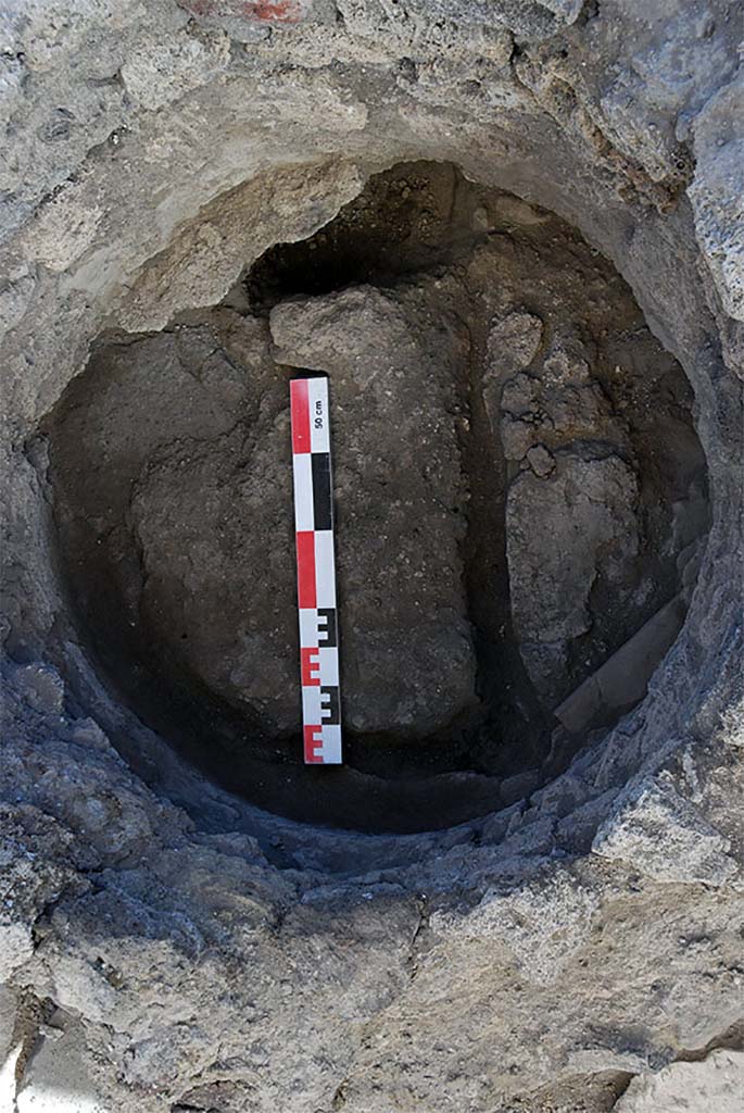 Fig. 14 - Pompéi Pistrina. Canalisation parcourant la salle des meules dans la boulangerie VI 14, 33-34 du nord au sud, vue à travers l’emplacement d’une meule laissé vacant.
Cliché pris du sud. Cliché : S. Aho / ÉfR.
