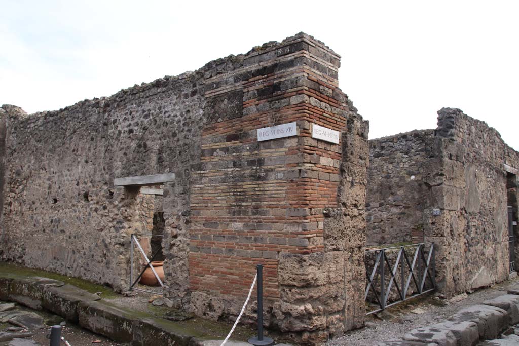 VI.14.35 Pompeii. May 2006. Looking south through doorway.