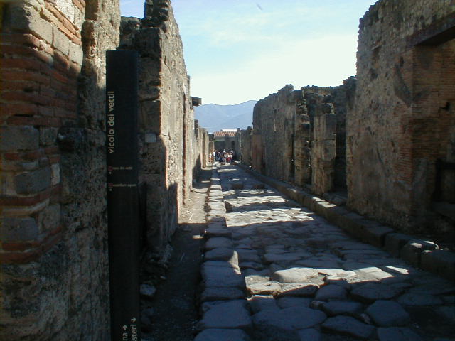 VI.14.36 Pompeii. May 2005. Looking east across bar-room to rear rooms.