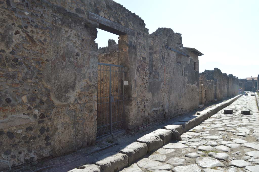 VI.14.37 Pompeii. December 2005. Entrance doorway. According to Della Corte, this was a modest house furnished with an upper floor, from which space for the Bar of Salvius had been taken originally. Probably the upper floor was used for living in, and the lower floor was occupied by the workshop. The paintings that adorned the right pilaster of the entrance, showed the industry that was carried on here. Mercury with purse and caduceus, and a carpenter sawing a beam with the help of a lad. On a seal/signet found here was –
       Potiti 
Popp. Sabini  
       (P.P.S)               [CIL X 8058, 71]
See Della Corte, M., 1965.  Case ed Abitanti di Pompei. Napoli: Fausto Fiorentino. (p.83, S.75)
According to Epigraphik-Datenbank Clauss/Slaby (See www.manfredclauss.de), this read –
Potiti 
Popp(aei) Sabini 
P(otiti) P(oppaei) S(abini)      [CIL X 8058, 71]

