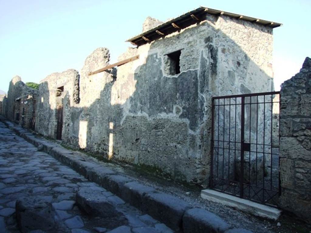VI.14.37 Pompeii. December 2005. Looking east across atrium.