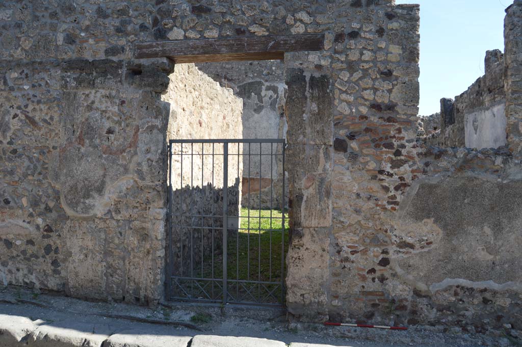 VI.14.37 Pompeii. December 2005. Looking across atrium towards east wall, from entrance doorway.