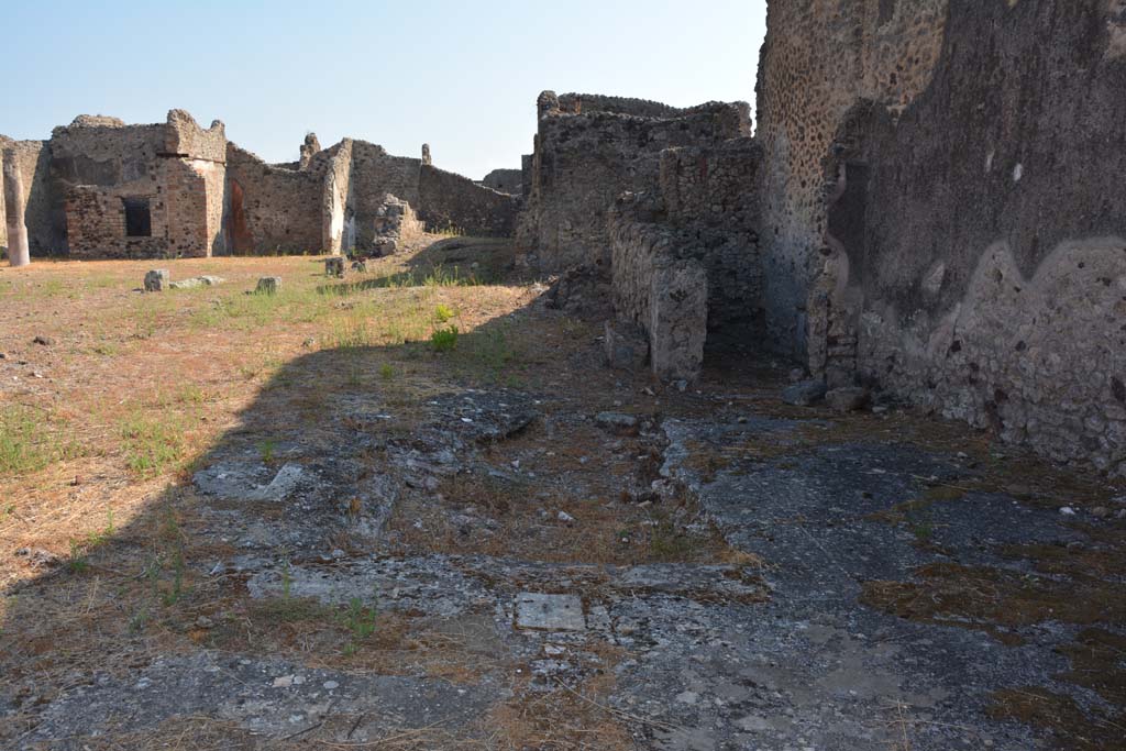 VI.14.39 Pompeii. September 2019.
Looking east from entrance doorway, across atrium and tablinum, garden area, and exedra at the very rear overlooking the garden.
Foto Annette Haug, ERC Grant 681269 DÉCOR.