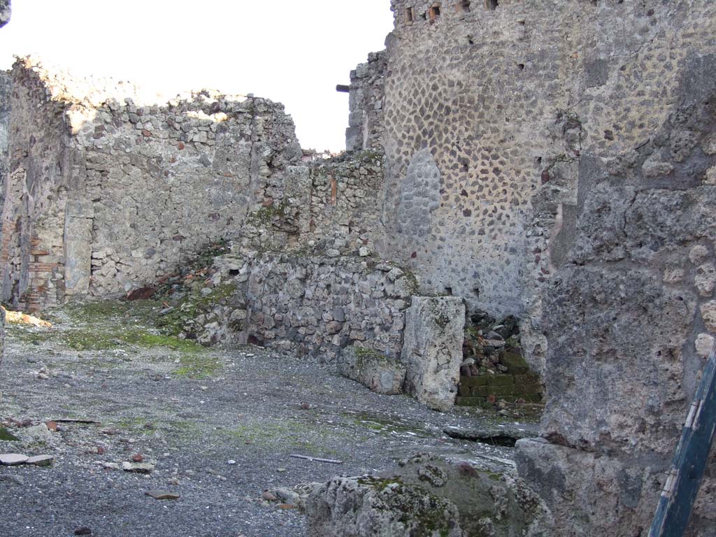 VI.14.39 Pompeii. December 2007.
Looking south-east across area of atrium and tablinum, towards doorway to small room “e” on south side of tablinum.
According to NdS, this room “e” was a cubiculum.