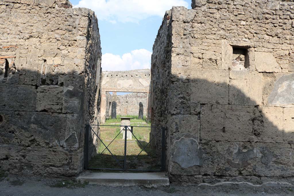 VI.14.40 Pompeii. December 2004. Looking east from entrance corridor across atrium through tablinum to the garden area at rear.
