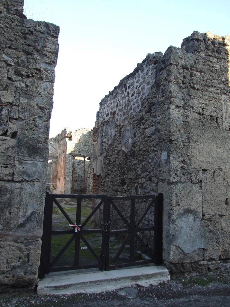VI.14.40 Pompeii. December 2007. Doorway to corridor on north side of tablinum, which leads to rear rooms and garden.