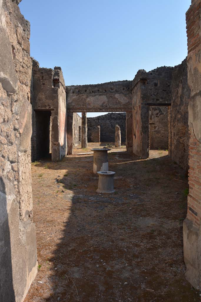 VI.14.40 Pompeii. December 2007. North wall of atrium, with double niche.