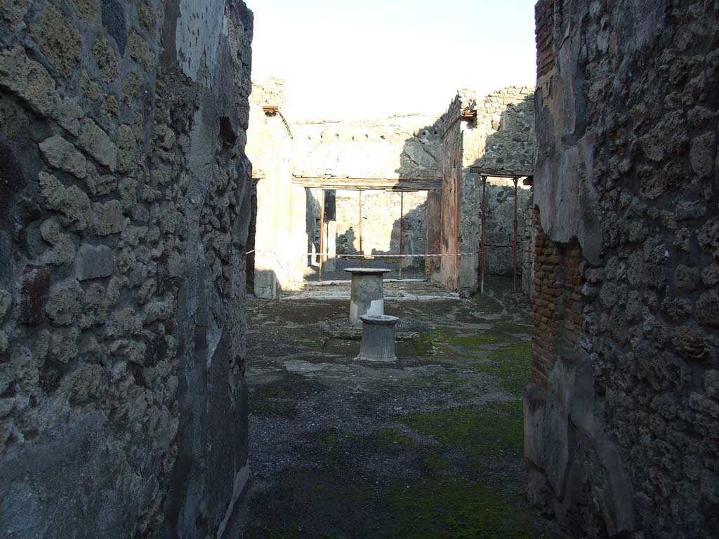 VI.14.40 Pompeii. December 2007. Impluvium in atrium, with puteal and marble table.