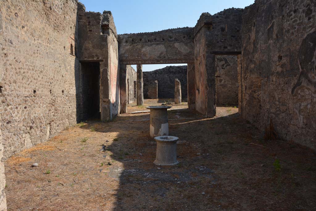 VI.14.40 Pompeii. Looking west from rear, across area on cork model in Naples Archaeological Museum. Note the large triclinium, on the right, (north side) with the painted decoration. According to Boyce, on the south side of the peristyle beside the doorway to the kitchen, was found a fragmentary lararium painting, of which only the left side was preserved. A yellow serpent with red crest coiled above a flaming altar.
The entire painting was originally framed by an aedicula painted in red, within which were green garlands with red flowers stretched across the top and hanging down the sides. See Boyce G. K., 1937. Corpus of the Lararia of Pompeii. Rome: MAAR 14. (p.54, no.208). See Sogliano, A., 1879. Le pitture murali campane scoverte negli anni 1867-79. Napoli: (p.18, no.57, he described it as damaged on the right extremity).
See Giacobello, F., 2008. Larari Pompeiani: Iconografia e culto dei Lari in ambito domestico. Milano: LED Edizioni. (p.180)