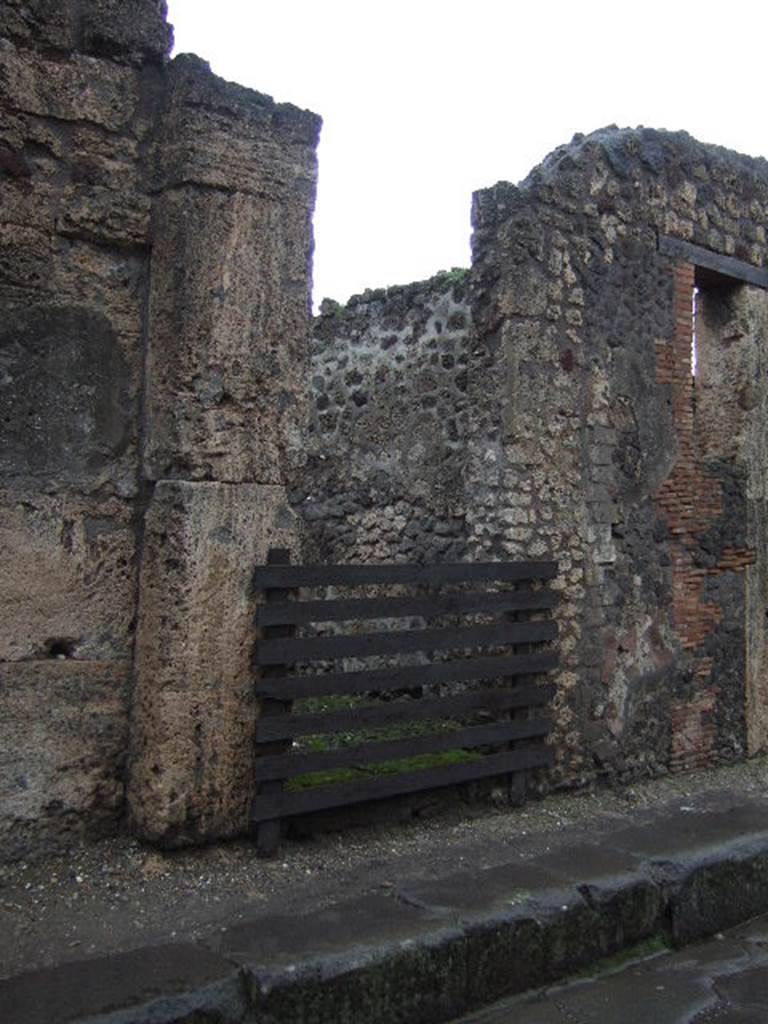 VI.14.41 Pompeii. December 2005. Entrance doorway, looking east.