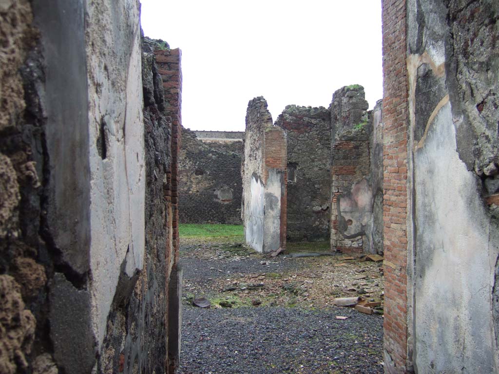 VI.14.42 Pompeii. December 2005. Doorway to kitchen room on north side of tablinum.