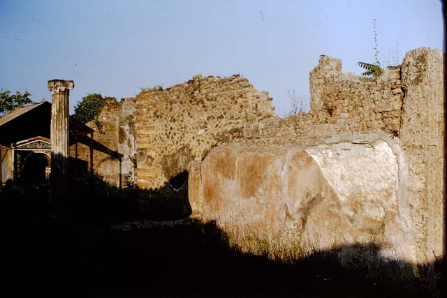 VI.14.43 Pompeii. December 2007. Room 10, stone bench in south-east corner of kitchen. According to Boyce, there was an arched niche in the west wall opposite a masonry structure. This was in the small kitchen-like room on the south side of the atrium. See Boyce G. K., 1937. Corpus of the Lararia of Pompeii. Rome: MAAR 14. (p.54, no.210). See Giacobello, F., 2008. Larari Pompeiani: Iconografia e culto dei Lari in ambito domestico. Milano: LED Edizioni. (p.180)