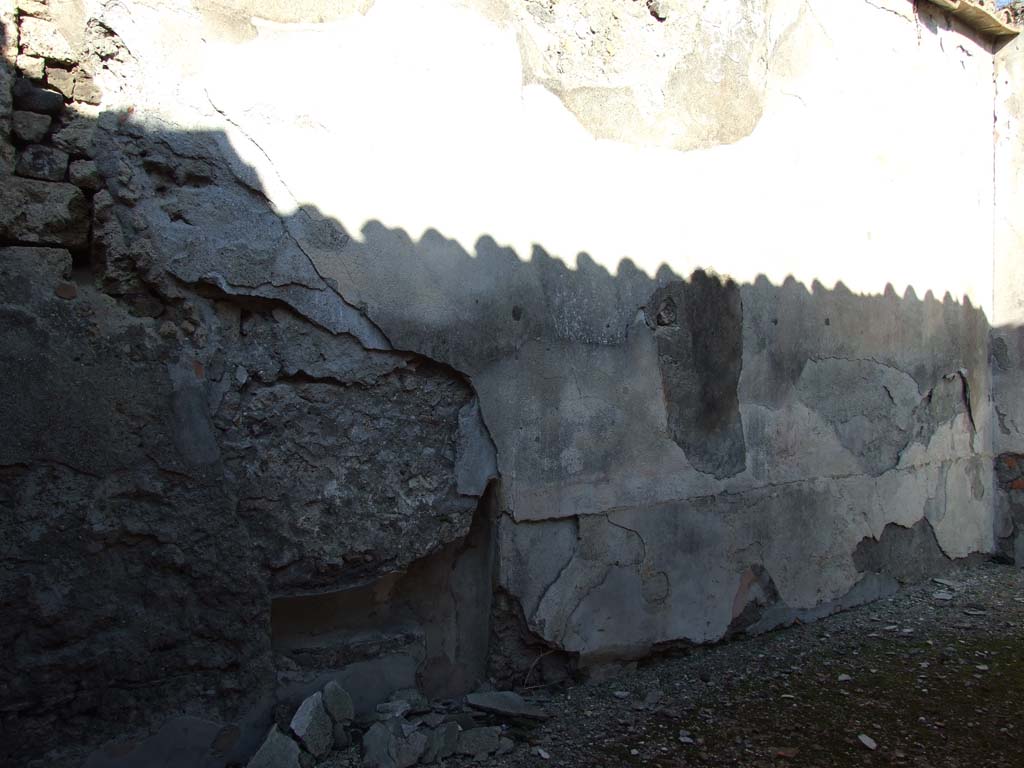VI.14.43 Pompeii. December 2007. Room 15, north wall of triclinium.