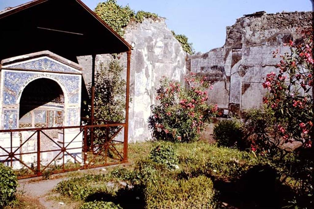 VI.14.43 Pompeii. 1966. Room 14, looking toward walls in south-east corner of garden.
Photo by Stanley A. Jashemski.
Source: The Wilhelmina and Stanley A. Jashemski archive in the University of Maryland Library, Special Collections (See collection page) and made available under the Creative Commons Attribution-Non Commercial License v.4. See Licence and use details.
J66f1021