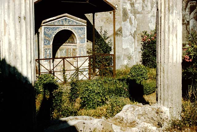 VI.14.43 Pompeii. December 2007. Room 14, detail of mosaic panel in fountain in garden area.