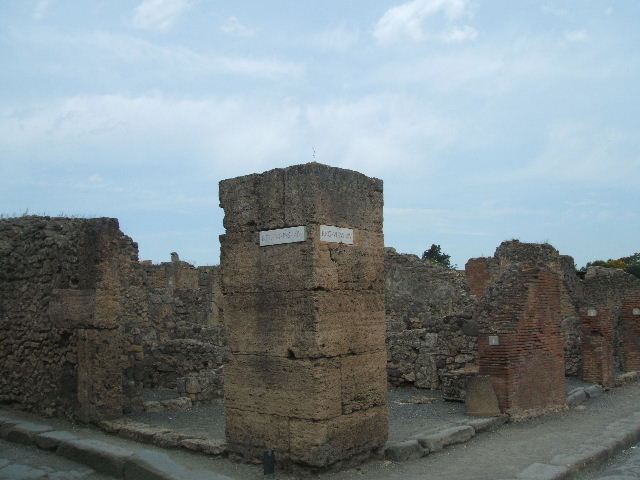 VI.14.44 and VI.14.1 Pompeii. May 2005. Looking at corner of Vicolo dei Vetti and Via della Fortuna.