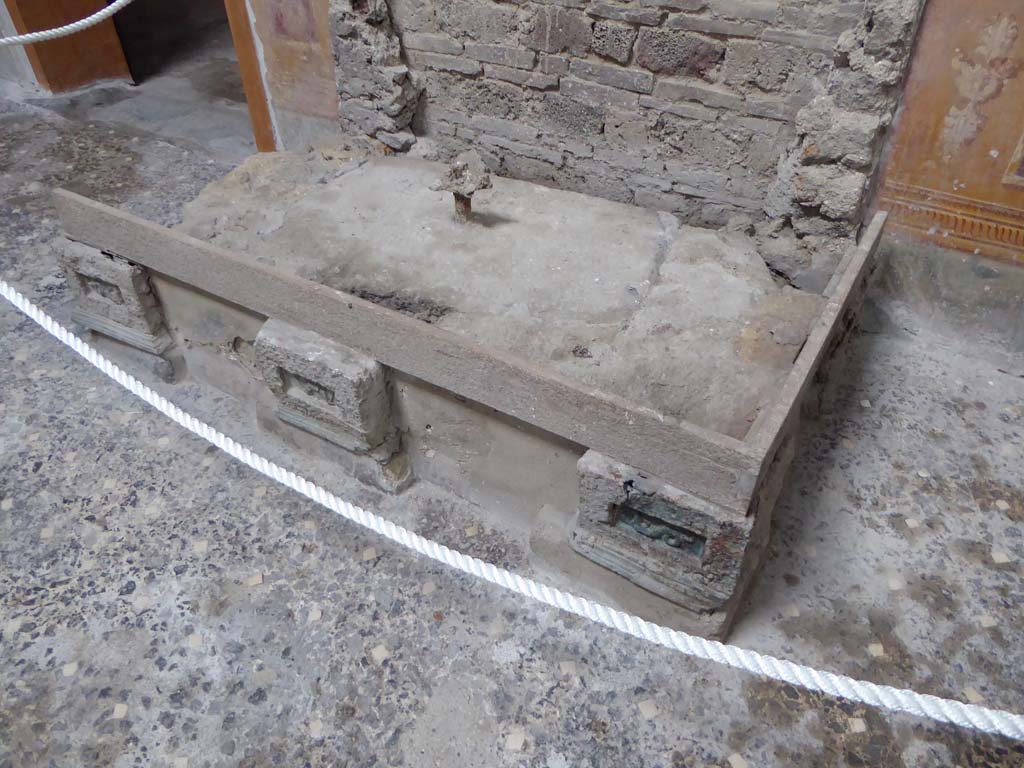 VI.15.1 Pompeii. January 2017. North side of atrium, position of strong box.
Foto Annette Haug, ERC Grant 681269 DÉCOR.