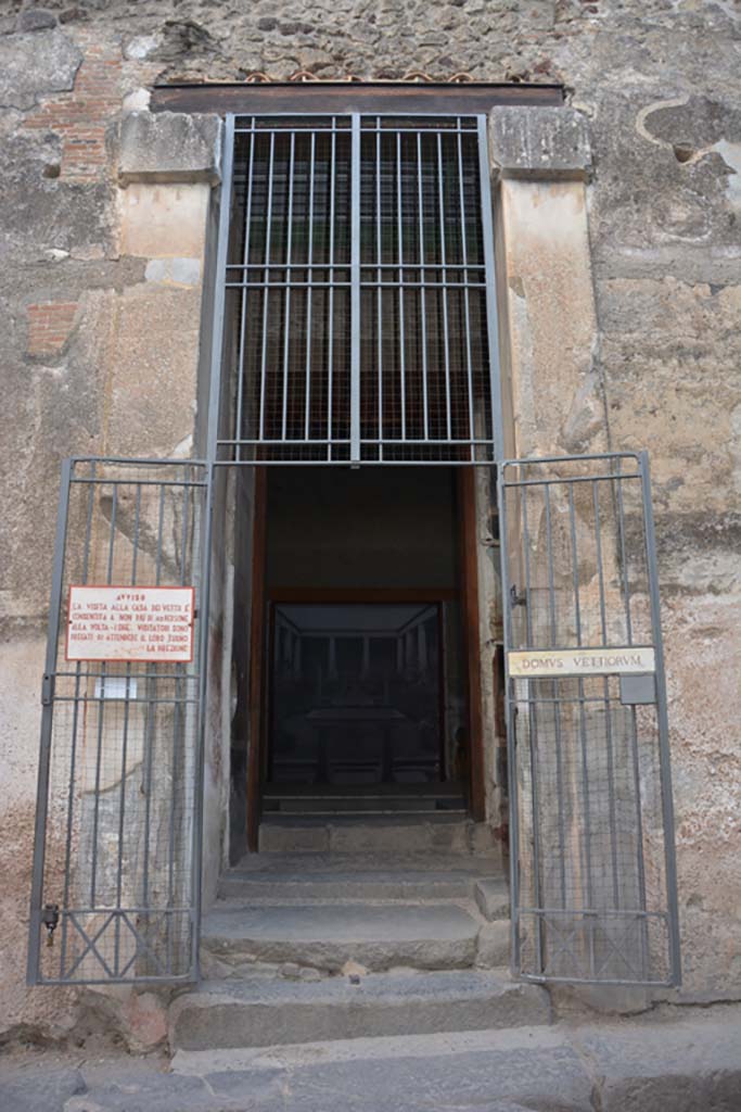VI.15.1 Pompeii. July 2017. Looking west through entrance doorway.
Foto Annette Haug, ERC Grant 681269 DÉCOR.