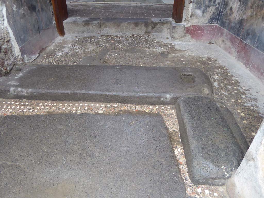 VI.15.1 Pompeii. January 2017. Looking west across flooring in vestibule towards atrium.
Foto Annette Haug, ERC Grant 681269 DÉCOR.