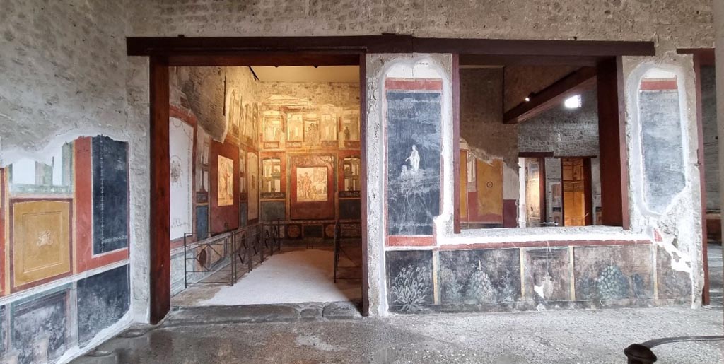 VI.15.1 Pompeii. January 2023.
North-east corner of peristyle with doorway to exedra, on left, and window into north ala, on right. Photo courtesy of Miriam Colomer.