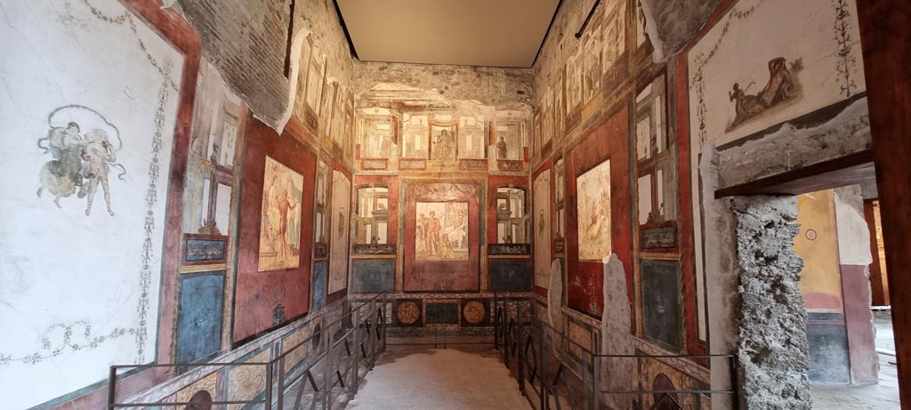 VI.15.1 Pompeii. January 2023.
Looking east through doorway of exedra, with doorway to north ala, on right. Photo courtesy of Miriam Colomer.