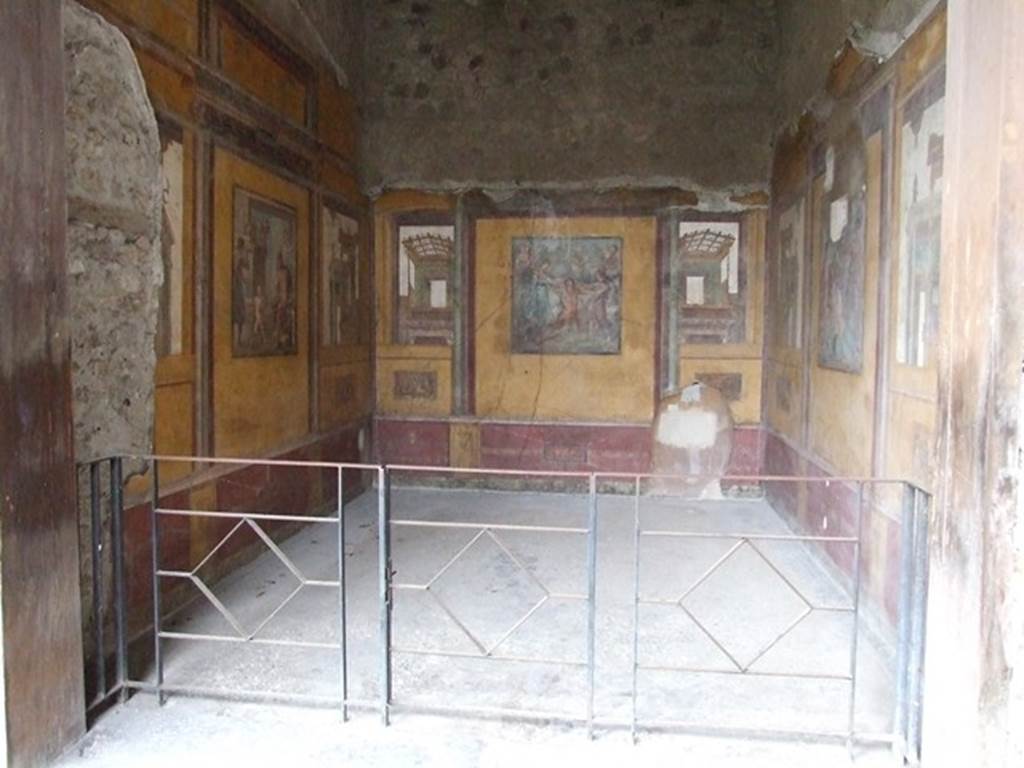 VI.15.1 Pompeii. December 2006. Exedra situated to the south east of Peristyle