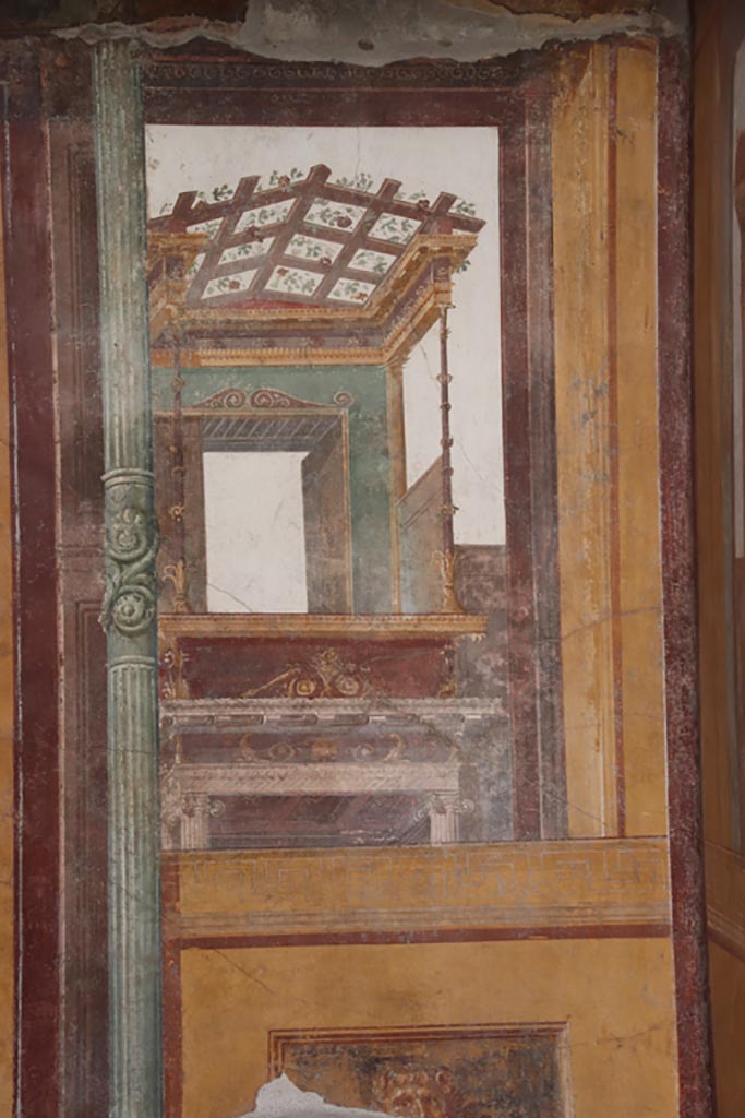 VI.15.1 Pompeii. October 2023.
Architectural wall painting on east wall at south end in south-east corner of exedra.
Photo courtesy of Klaus Heese.