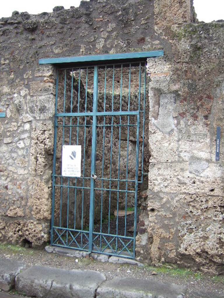 VI.15.2 Pompeii. December 2005. Entrance doorway. According to Della Corte, found on the right side of the entrance doorway, between VI.15.2 and 3, was the graffito �
Appuleia cum Mustio vicino f(acit) et Narcissus vos rogat    [CIL IV 3527] 
See Della Corte, M., 1965.  Case ed Abitanti di Pompei. Napoli: Fausto Fiorentino. (p.66 and note 3)
According to Epigraphik-Datenbank Clauss/Slaby (See www.manfredclauss.de) it read -
Pupium 
/ 
IIvir(um) i(ure) d(icundo) o(ro) v(os) f(aciatis) Appuleia 
cum Mustio vicino f(acit) 
et Narcissus vos roga[t]        [CIL IV 3527]
