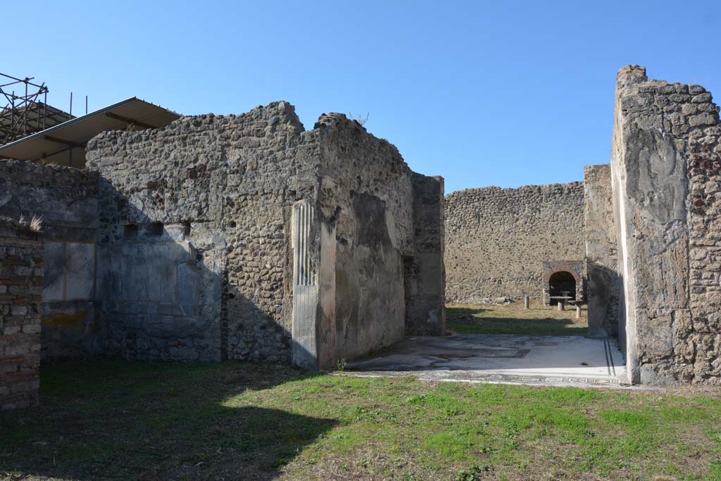 VI 15 5 Pompeii. October 2019. Looking south-west from atrium towards tablinum 7, on right, and south ala 25, on left. 
Foto Annette Haug, ERC Grant 681269 D�COR.
