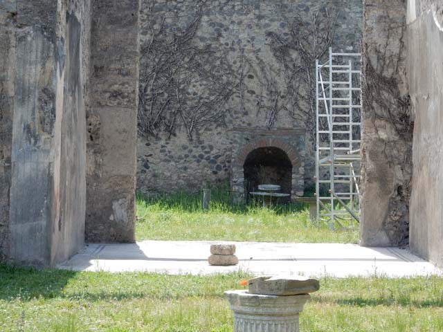 VI.15.5 Pompeii. March 2009. Room 7, small door leading to room 8, in west end of tablinum.
