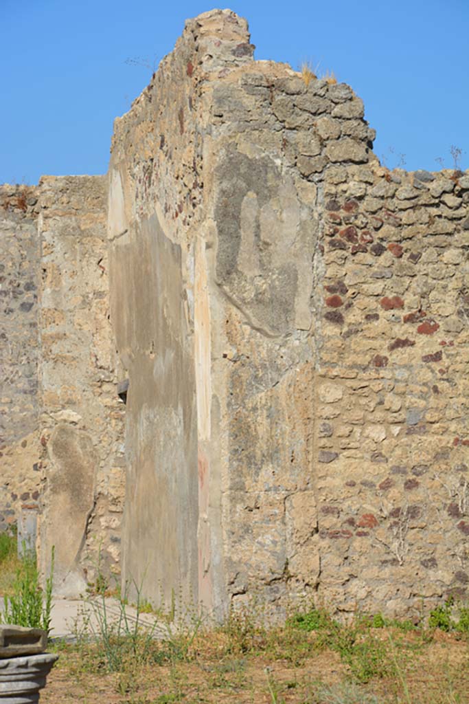 VI 15 5 Pompeii. July 2017. 
Looking west from atrium towards pilaster at east end of north wall of tablinum 7.
Foto Annette Haug, ERC Grant 681269 D�COR.
