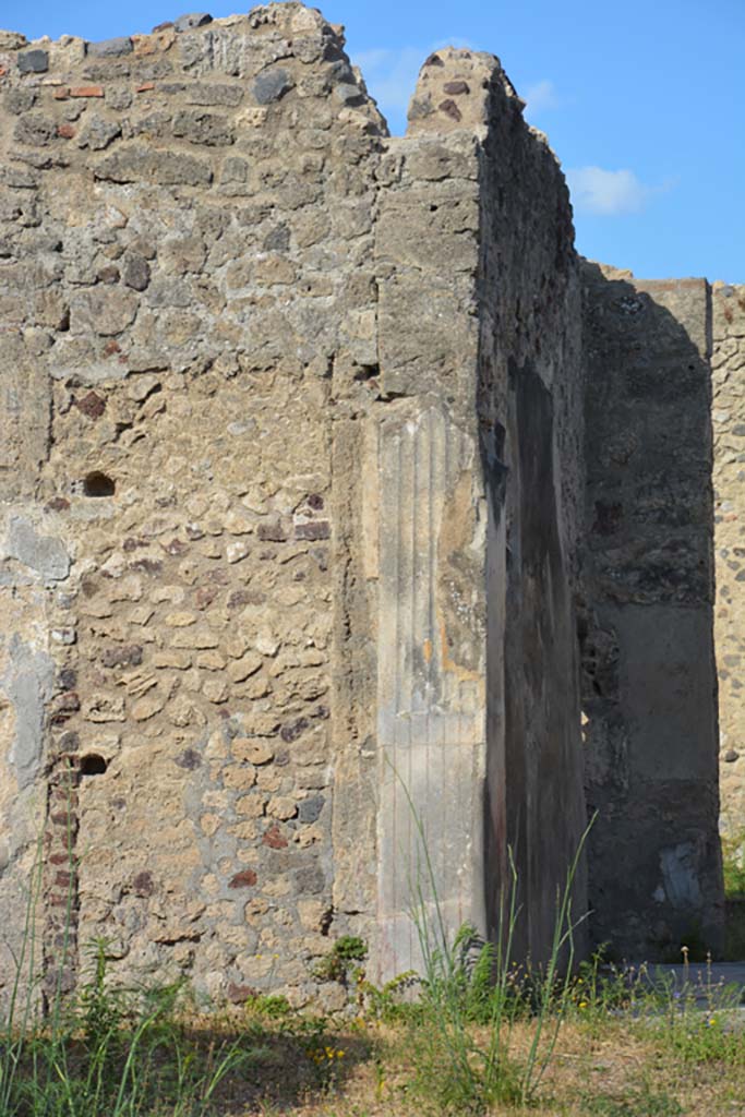 VI 15 5 Pompeii. July 2017. 
Looking west from atrium towards pilaster at east end of south wall of tablinum. 
Foto Annette Haug, ERC Grant 681269 D�COR.
