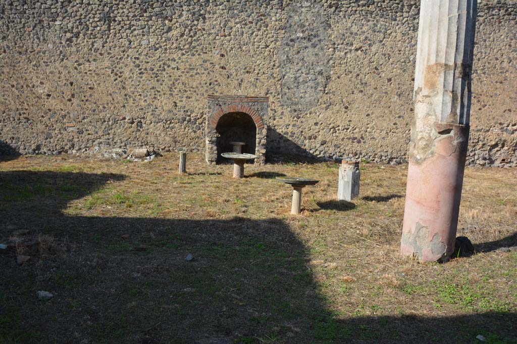 VI 15 5 Pompeii. October 2019. Looking west to garden area from tablinum 7.
Foto Annette Haug, ERC Grant 681269 D�COR.
