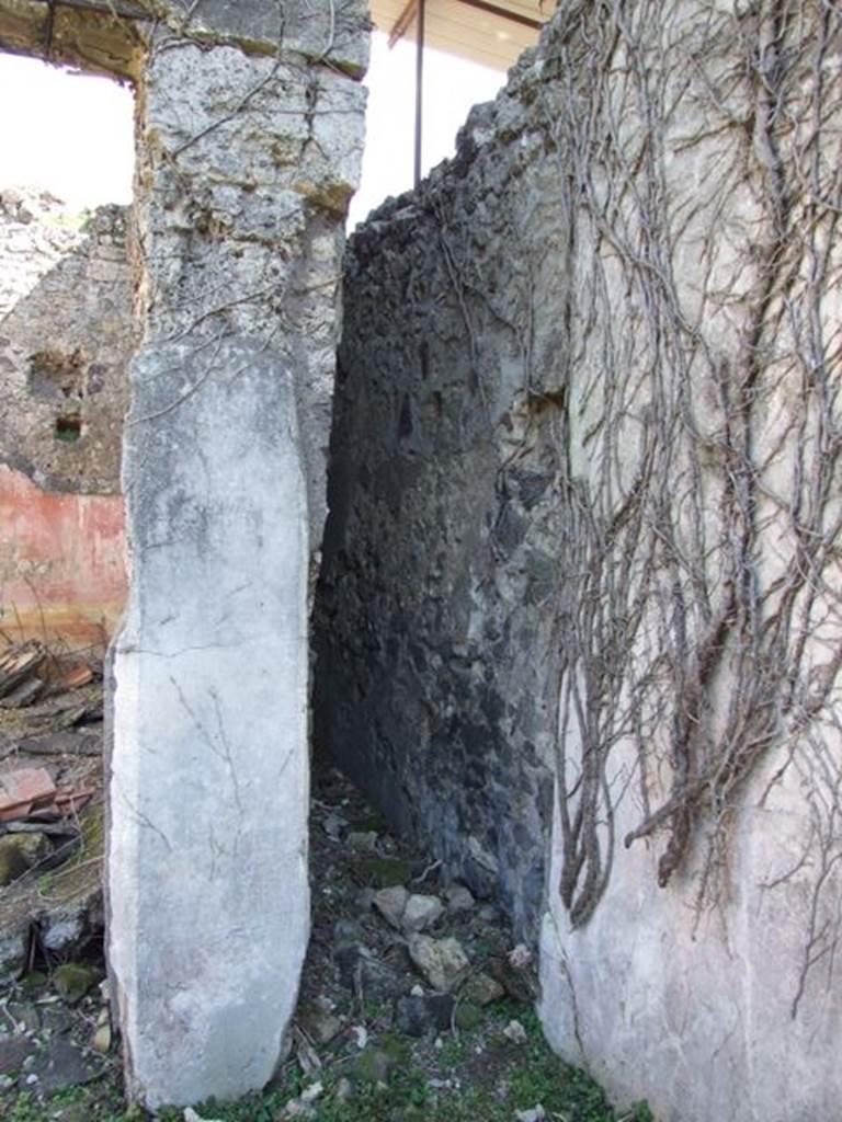 VI.15.5 Pompeii. March 2009. Doorway to room 9, doorway to stairs to upper floor.
Described in NdS, as �a narrow recess�.
