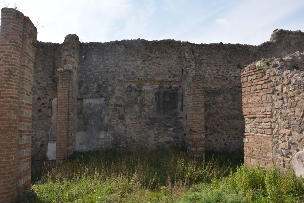 VI 15 5 Pompeii. March 2019. Looking west along north portico 13, with doorway to room 23, on right.
Foto Annette Haug, ERC Grant 681269 D�COR.

