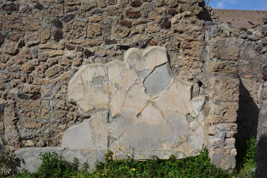 VI 15 5 Pompeii. March 2019. Oecus 24, looking towards north wall at east end with bed recess (now hidden by plants).
Foto Annette Haug, ERC Grant 681269 D�COR.
