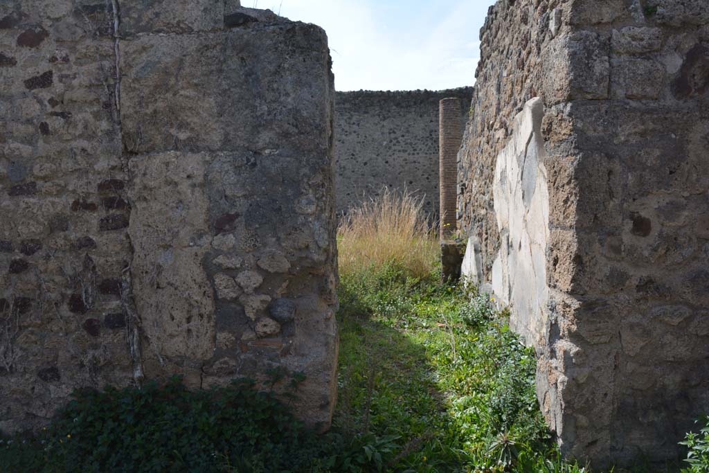 VI 15 5 Pompeii. March 2019. Oecus 24, looking west through doorway from north ala 6.
Foto Annette Haug, ERC Grant 681269 D�COR.

