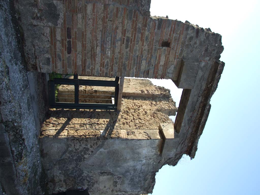 VI.15.5 Pompeii.  March 2009.  Room 1. Atrium. Impluvium and puteal.  Looking west.
