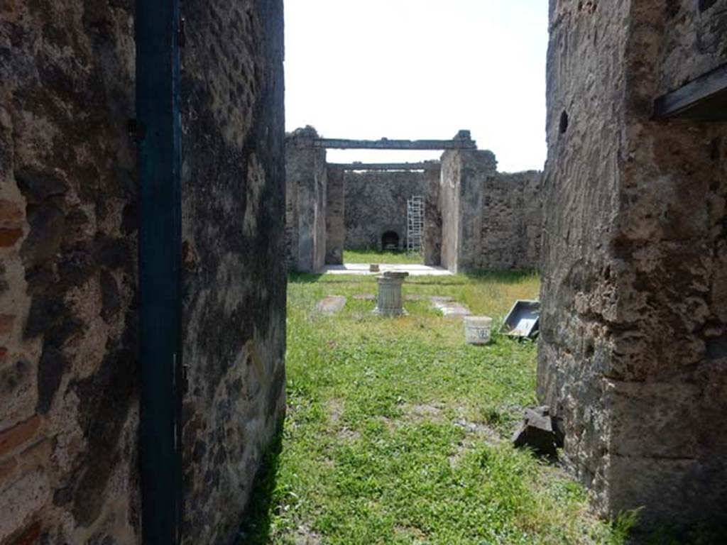 VI.15.5 Pompeii. May 2015. Looking west from entrance fauces to atrium.
Photo courtesy of Buzz Ferebee.