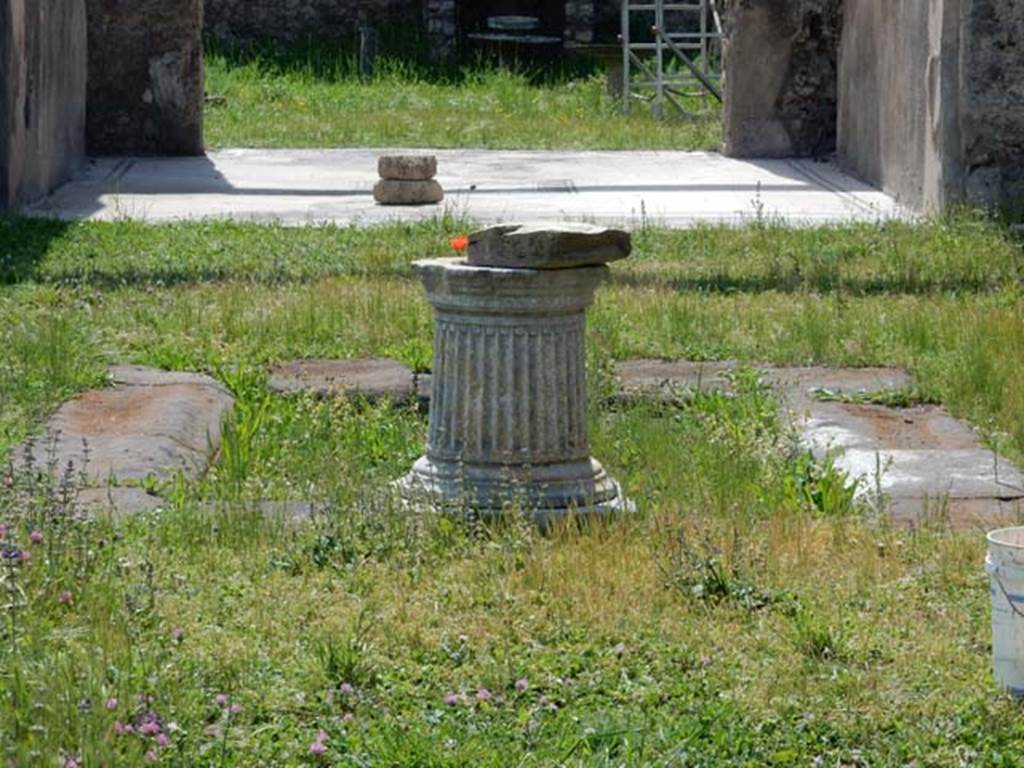 VI.15.5 Pompeii. May 2015. Room 1, impluvium and puteal in atrium.
Photo courtesy of Buzz Ferebee.